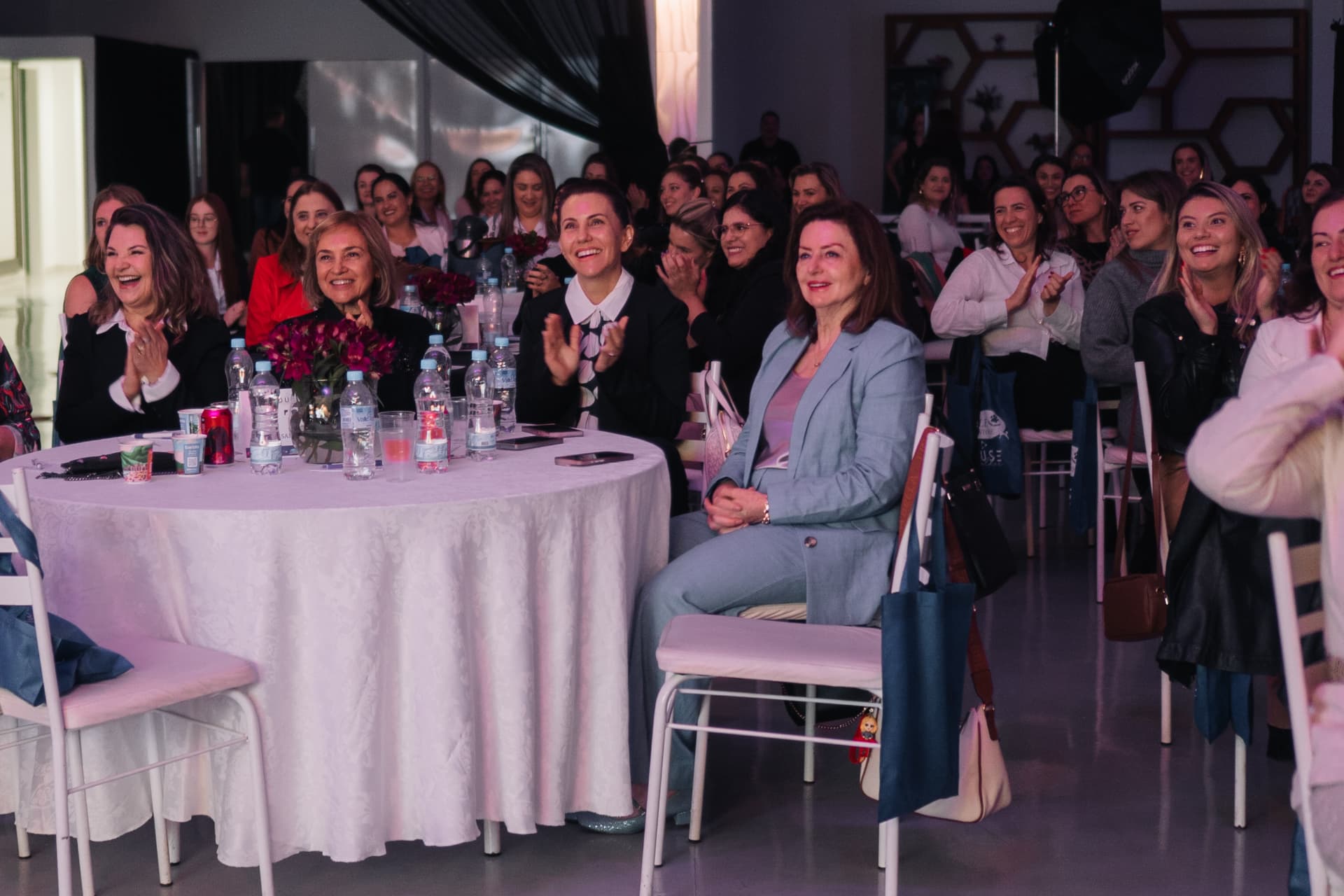 Plateia de mulheres em uma edição anterior do OUSE