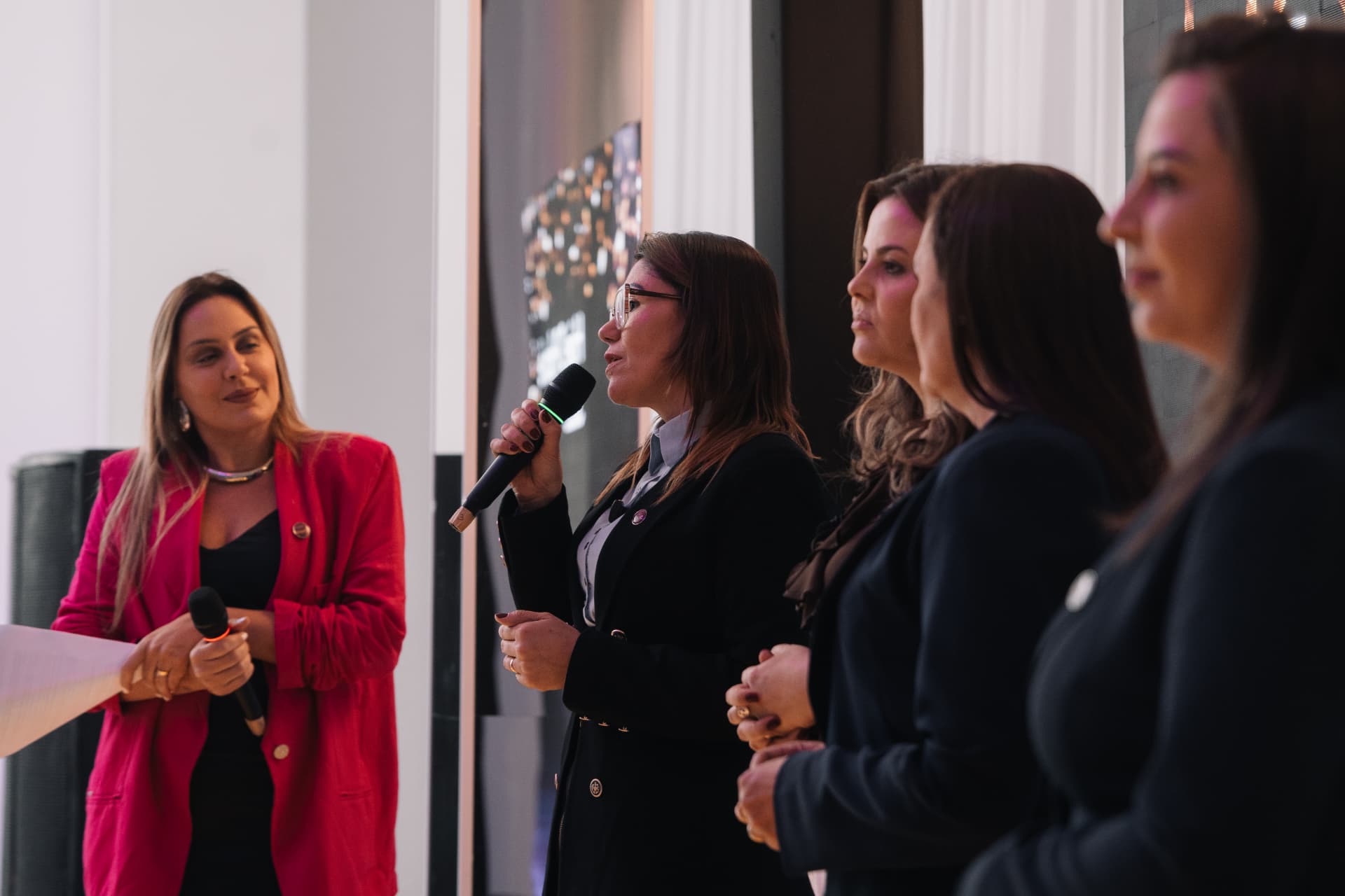 Mulheres participam de um painel em uma edição do OUSE